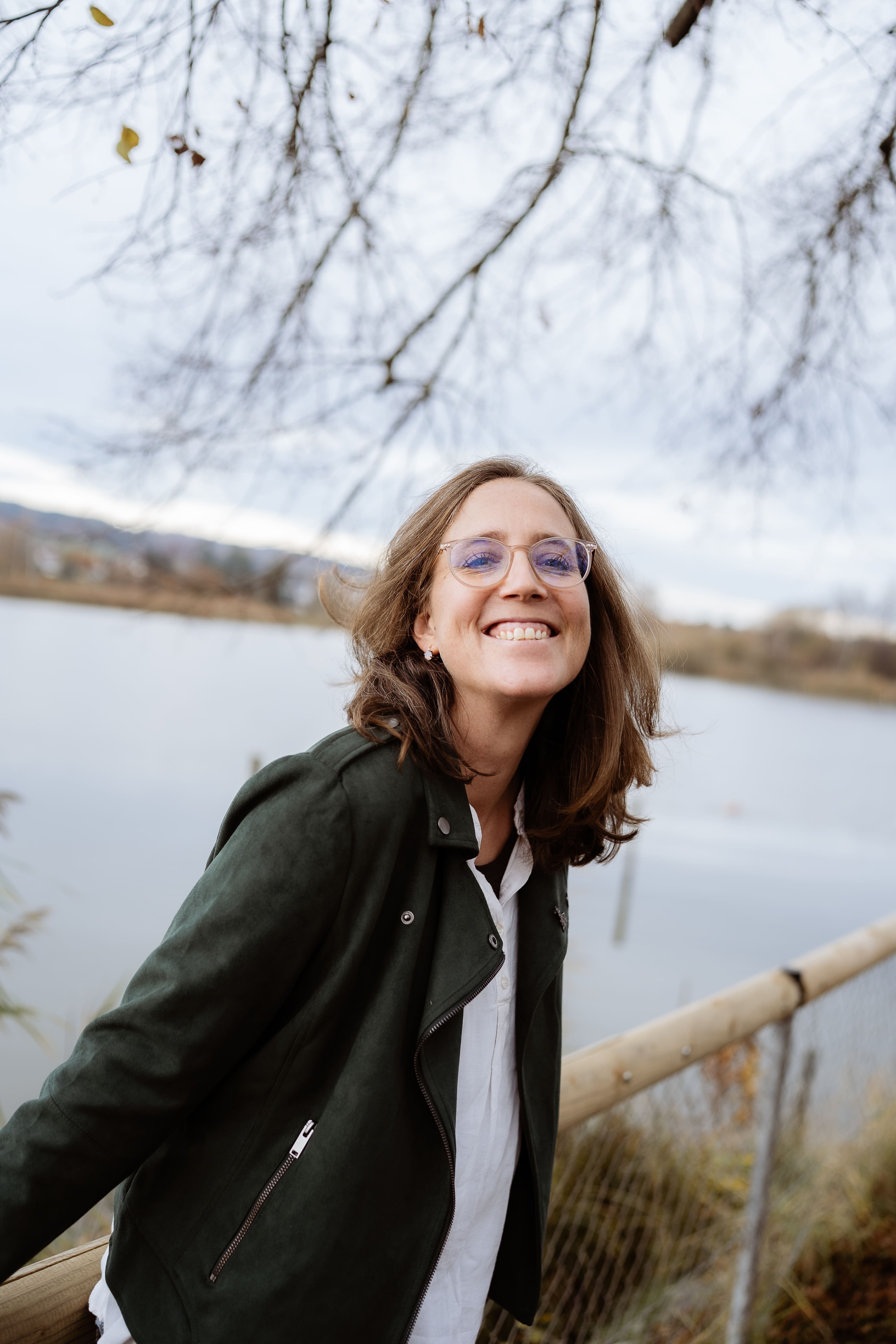 Miriam am Geländer vor See und Himmel, lächelnd — Fräulein Fuchs.