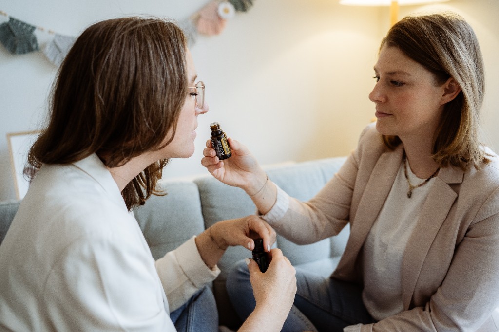 Balance und Wild Orange im Vordergrund — Sandra und Miriam im Hintergrund
