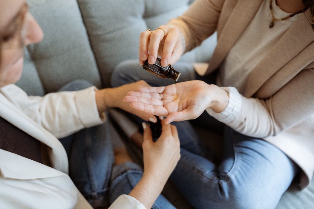 Ätherisches Öl wird in die Handfläche geträufelt